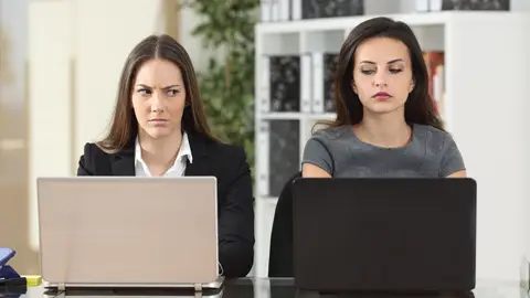 Dos mujeres sienten envidia Dos mujeres sienten envidia