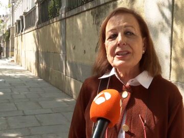 Una mujer ante los micrófonos de Antena 3 Noticias