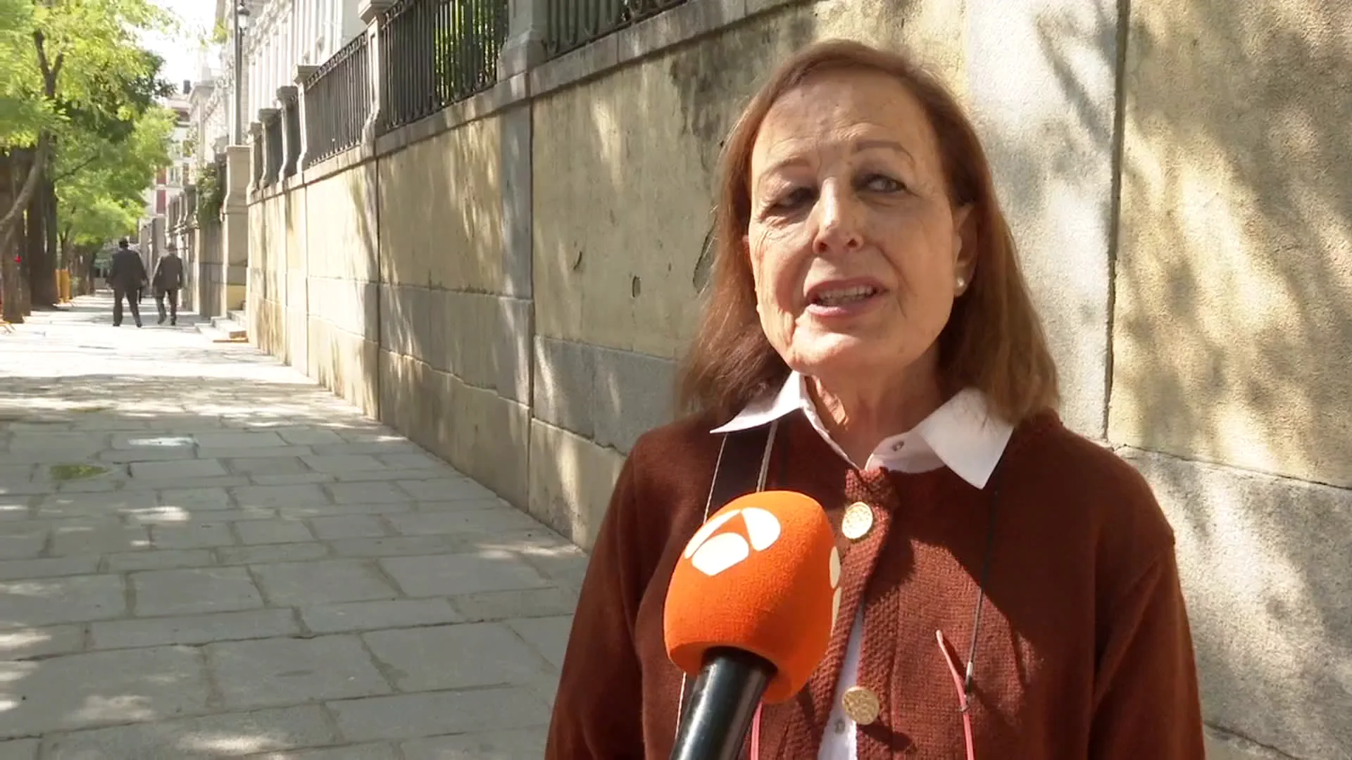 Una mujer ante los micr&oacute;fonos de Antena 3 Noticias