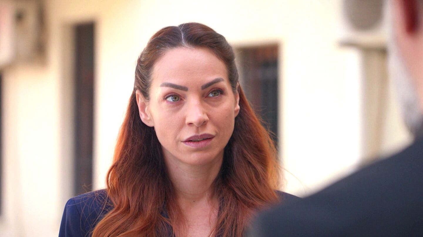 Ayla sale de la comisaria de la mano de Berk: ¡Por fin es libre!