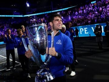 Carlos Alcaraz posa con el trofeo de la Laver Cup 2024