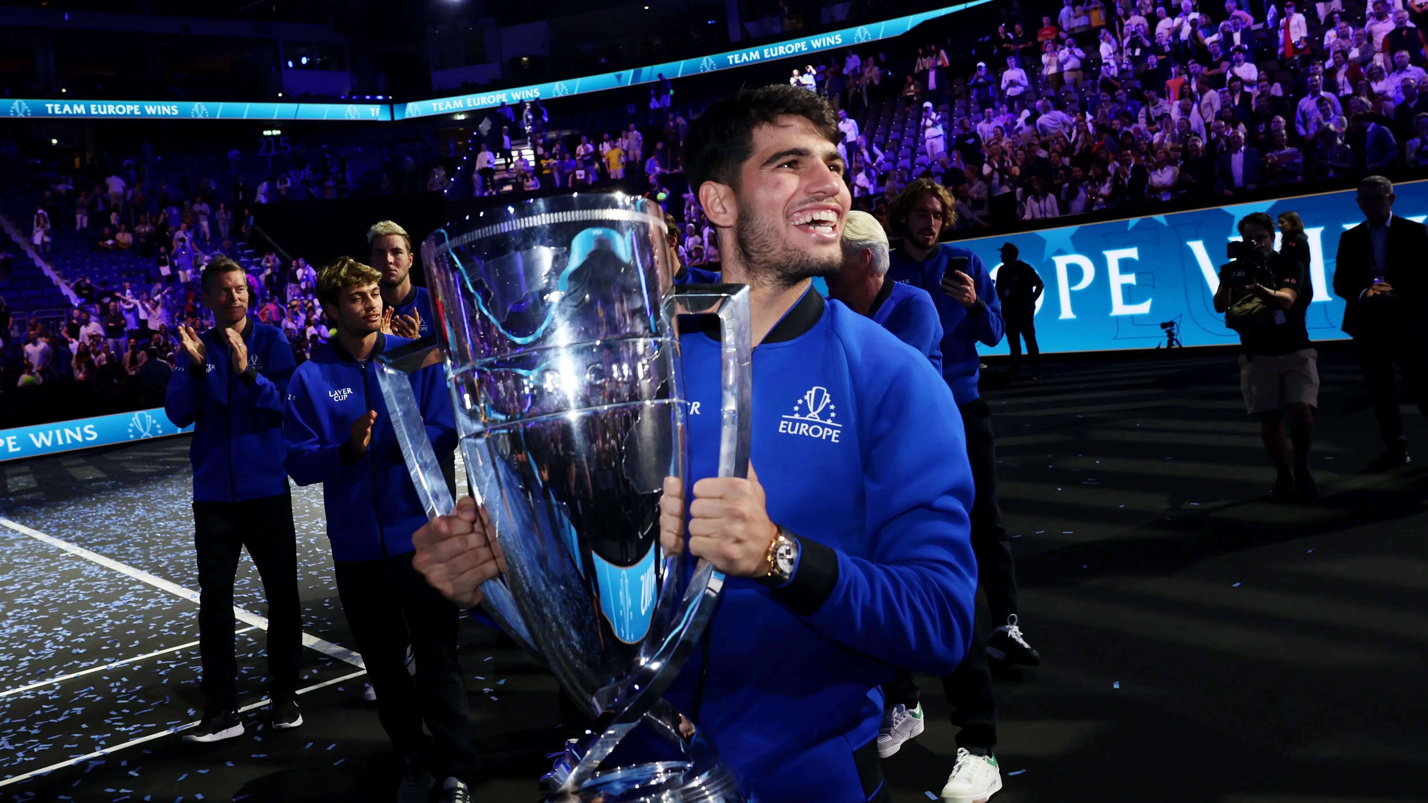 Carlos Alcaraz posa con el trofeo de la Laver Cup 2024 Carlos Alcaraz posa con el trofeo de la Laver Cup 2024