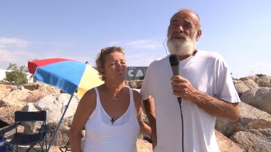 Un matrimonio tuvo que abandonar su casa, vive en la playa y teme que le echen: 