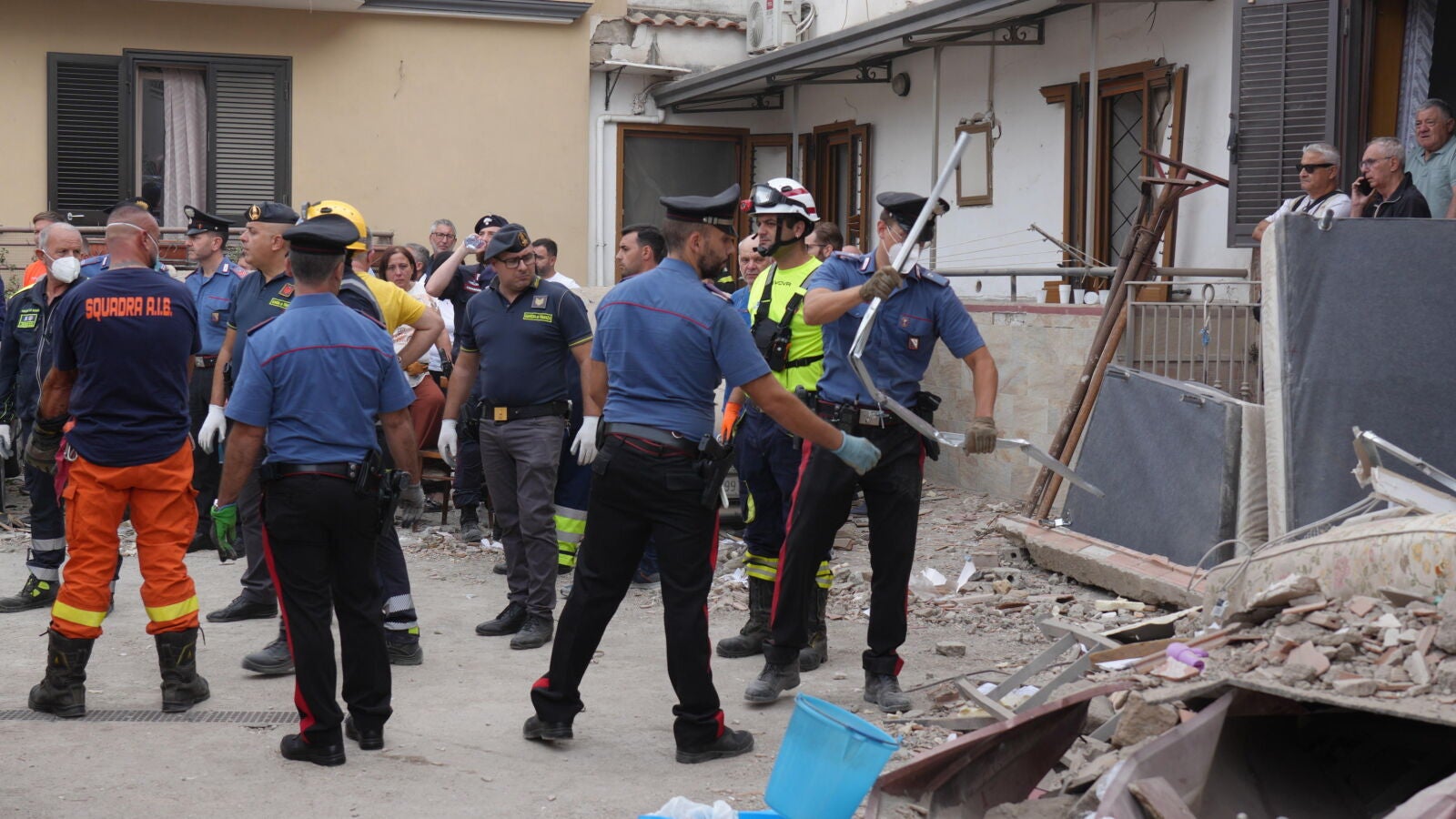 Mueren dos hermanos de 4 y 6 años y su madre tras el derrumbe de un edificio