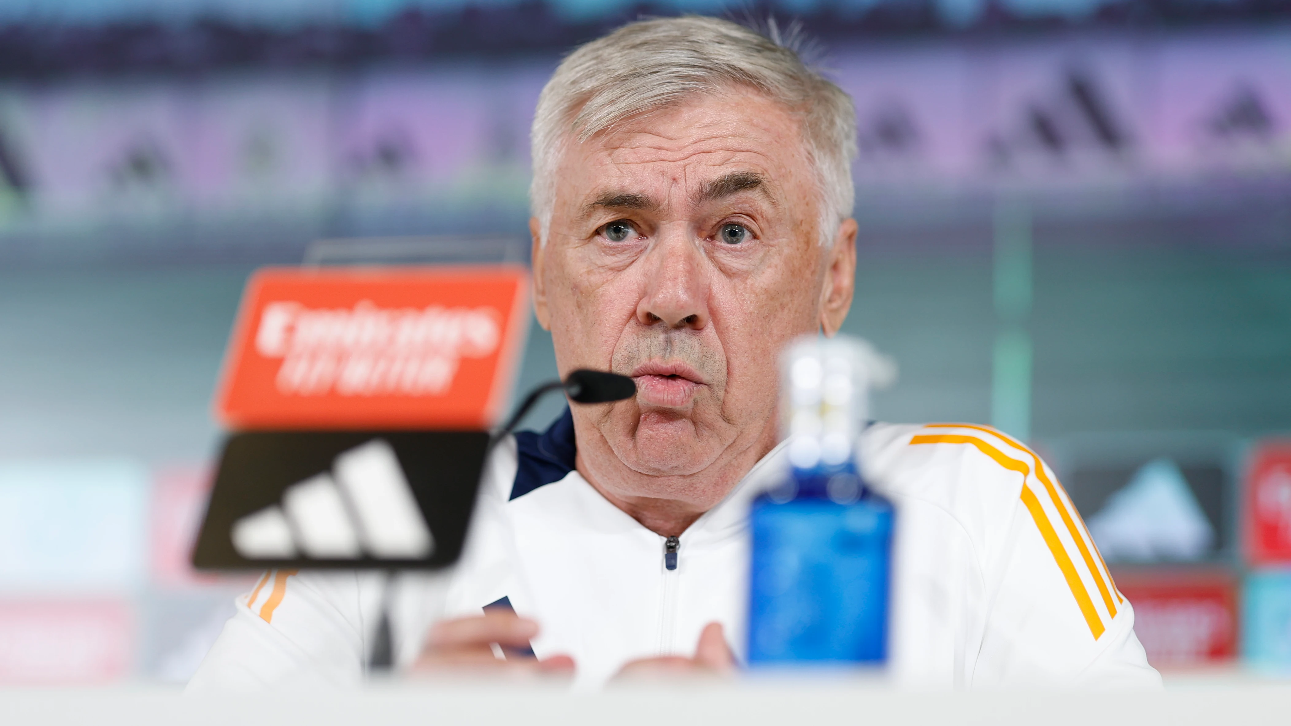 Carlo Ancelotti responde a los medios en Valdebebas