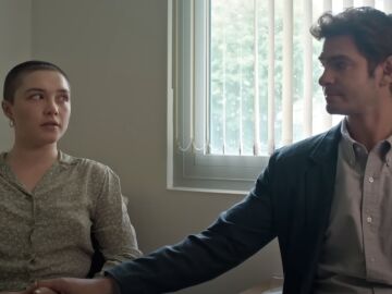 Florence Pugh y Andrew Garfield en We Live in Time