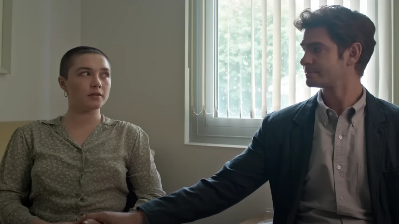 Florence Pugh y Andrew Garfield en We Live in Time