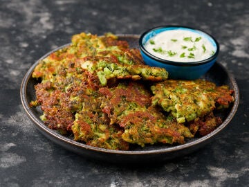 Brócoli smash con parmesano y salsa de judias blancas