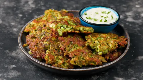 Brócoli smash con parmesano y salsa de judias blancas Brócoli smash con parmesano y salsa de judias blancas