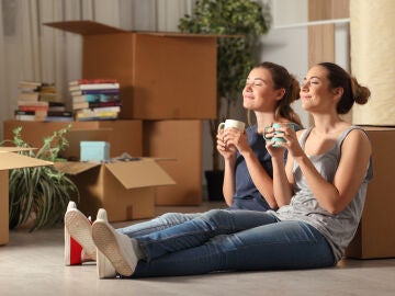 Dos chicas jóvenes descansan tras una mudanza