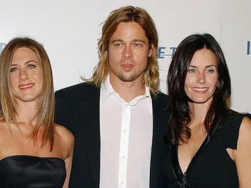 Jennifer Aniston, Brad Pitt y Courteney Cox en 2003 Jennifer Aniston, Brad Pitt y Courteney Cox en 2003