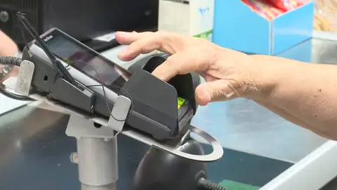 Una mujer poniendo el PIN de su tarjeta Una mujer poniendo el PIN de su tarjeta