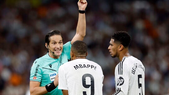 Munuera Montero muestra la cartulina amarilla a Mbapp&eacute;