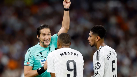 Munuera Montero muestra la cartulina amarilla a Mbappé Munuera Montero muestra la cartulina amarilla a Mbappé