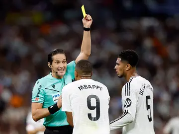 Munuera Montero muestra la cartulina amarilla a Mbappé Munuera Montero muestra la cartulina amarilla a Mbappé