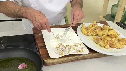 Pasa las alitas por harina Pasa las alitas por harina