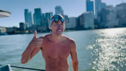 David Meca posa tras completar el reto en San Francisco David Meca posa tras completar el reto en San Francisco