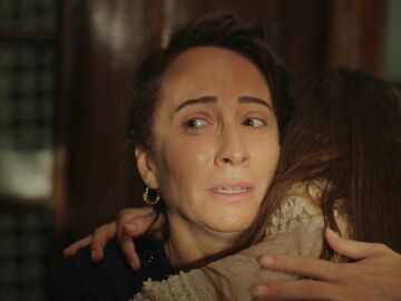 Esme abraza a sus hijas y les desea un mejor destino que el suyo
