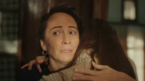 Esme abraza a sus hijas y les desea un mejor destino que el suyo Esme abraza a sus hijas y les desea un mejor destino que el suyo
