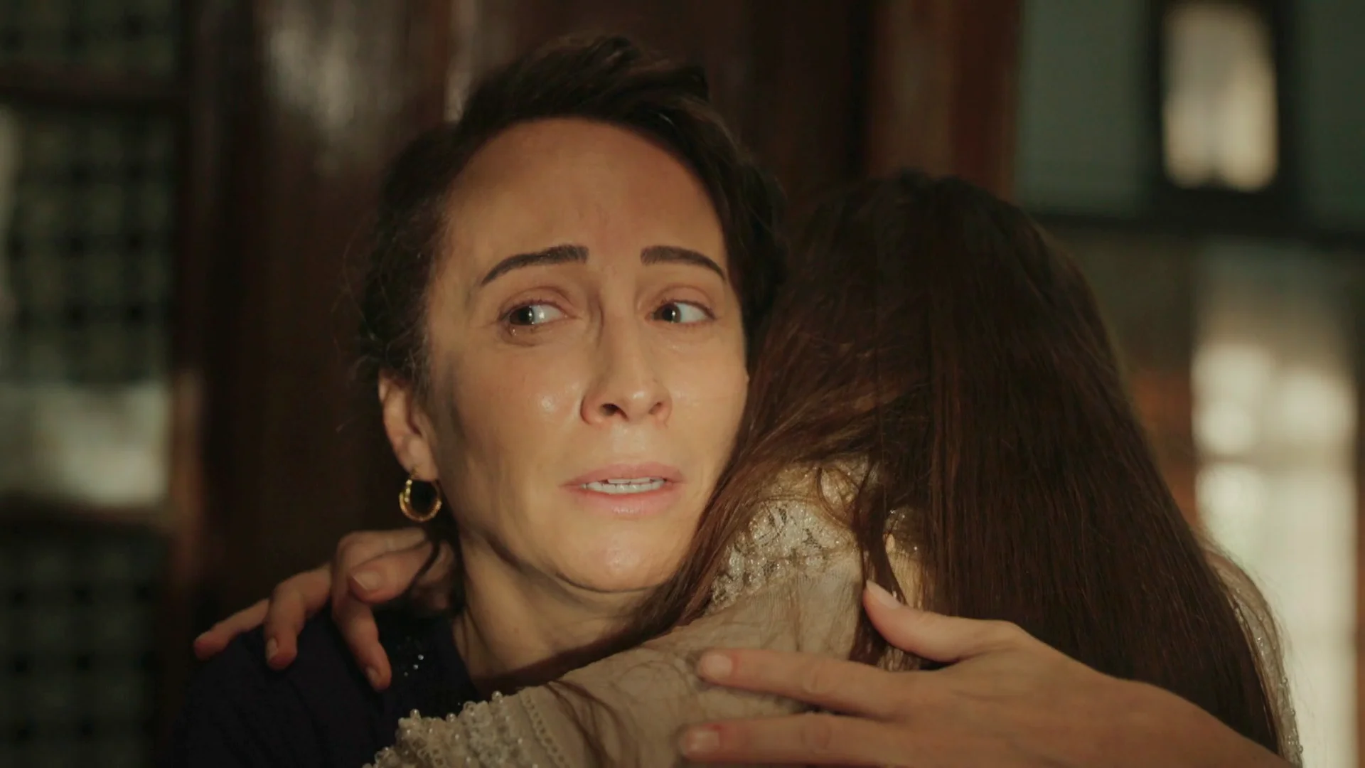 Esme abraza a sus hijas y les desea un mejor destino que el suyo Esme abraza a sus hijas y les desea un mejor destino que el suyo