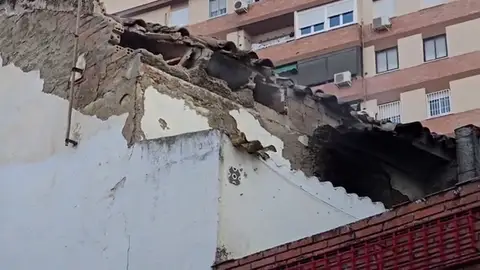 fachada casa quedama La llamada de un vecino salva la vida de la joven de 18 años. Él ha sido detenido tras fugarse.