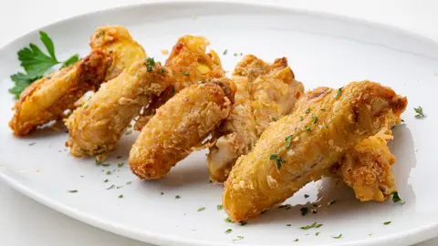 ¡Para chuparse los dedos! Arguiñano sorprende con unas alitas fritas marinadas en salsa de soja ¡Para chuparse los dedos! Arguiñano sorprende con unas alitas fritas marinadas en salsa de soja