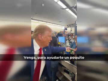 Donald Trump da un billete de 100 dólares a una mujer