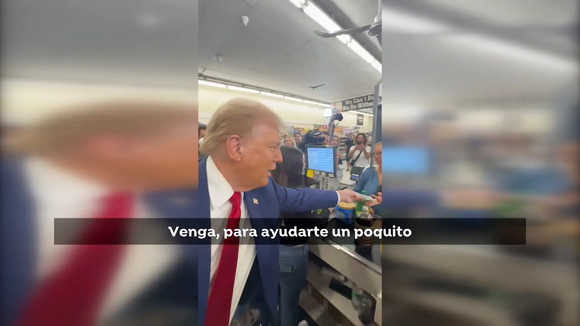 Donald Trump da un billete de 100 dólares a una mujer Donald Trump da un billete de 100 dólares a una mujer