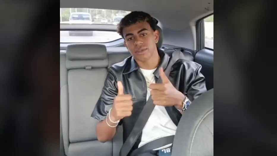Lamine Yamal en el taxi 