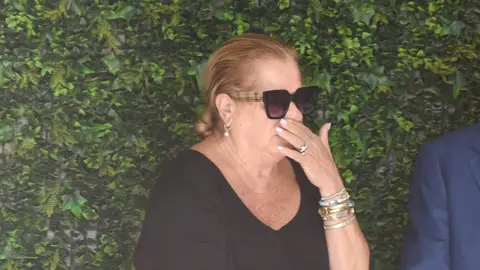 Mayte Zaldívar en el velatorio de Julián Muñoz Mayte Zaldívar en el velatorio de Julián Muñoz