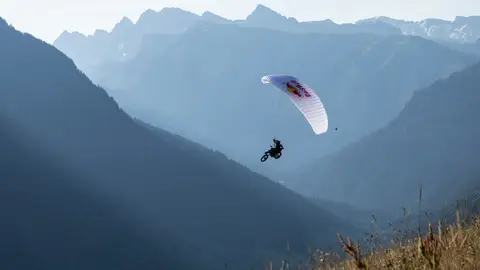 Hazaña de Tom Pagès en los Alpes Pagès durante el vuelo en el que despegó en moto con un parapente