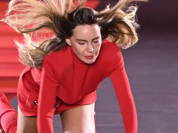 La caída de Belinda mientras desfila para L'Oréal Paris La caída de Belinda mientras desfila para L'Oréal Paris