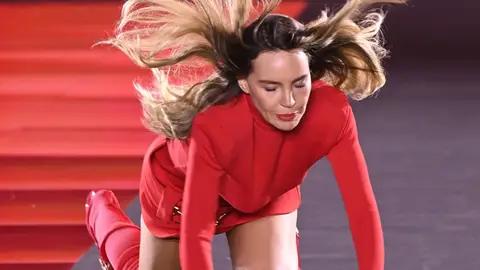 La caída de Belinda mientras desfila para L'Oréal Paris La caída de Belinda mientras desfila para L'Oréal Paris