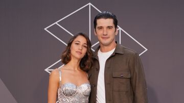 Así son Yon González y Amaia Aberasturi, los actores que dan vida a los protagonistas de Beguinas