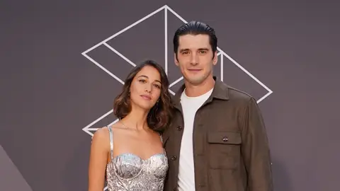 Así son Yon González y Amaia Aberasturi, los actores que dan vida a los protagonistas de Beguinas Así son Yon González y Amaia Aberasturi, los actores que dan vida a los protagonistas de Beguinas