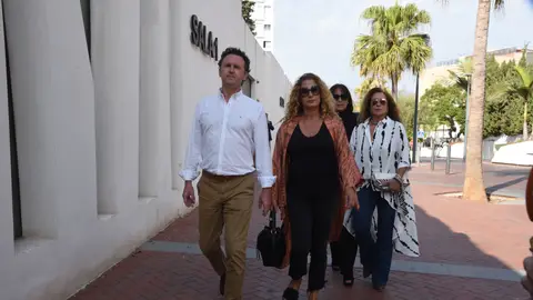 Karina Pau, expareja de Julián Muñoz, asiste a su funeral Karina Pau, expareja de Julián Muñoz, asiste a su funeral