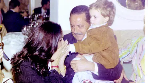 Julián Muñoz, su nieto e Isabel Pantoja en 2003 Julián Muñoz, su nieto e Isabel Pantoja en 2003