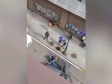 El vídeo del policía evitando que un hombre robe un coche con un familia dentro