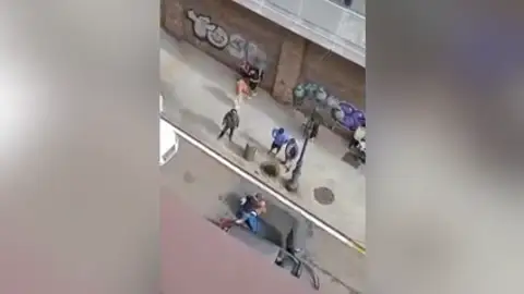 El vídeo del policía evitando que un hombre robe un coche con un familia dentro El vídeo del policía evitando que un hombre robe un coche con un familia dentro