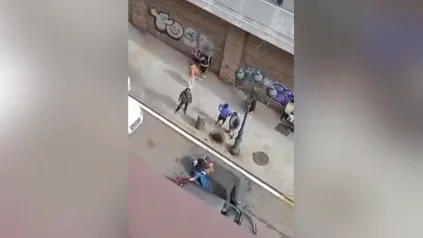 El vídeo del policía evitando que un hombre robe un coche con un familia dentro El vídeo del policía evitando que un hombre robe un coche con un familia dentro