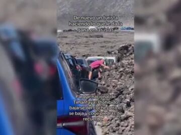 Vídeo: un turista recoge piedras del Parque Nacional de Timanfaya