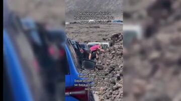 Vídeo: un turista recoge piedras del Parque Nacional de Timanfaya