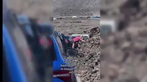 Vídeo: un turista recoge piedras del Parque Nacional de Timanfaya Vídeo: un turista recoge piedras del Parque Nacional de Timanfaya