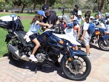 Unos 800 estudiantes de Primaria de colegios de Gran Canaria conocen las diferentes unidades de la Policía Nacional