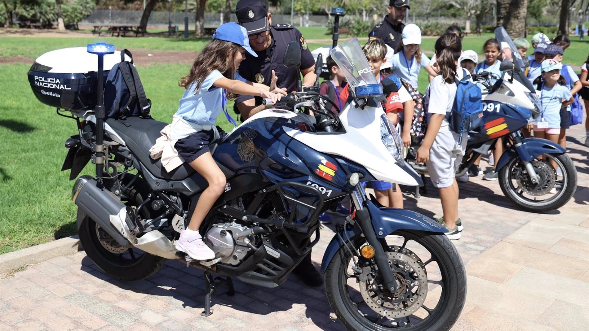 Unos 800 estudiantes de Primaria de colegios de Gran Canaria conocen las diferentes unidades de la Policía Nacional Unos 800 estudiantes de Primaria de colegios de Gran Canaria conocen las diferentes unidades de la Policía Nacional