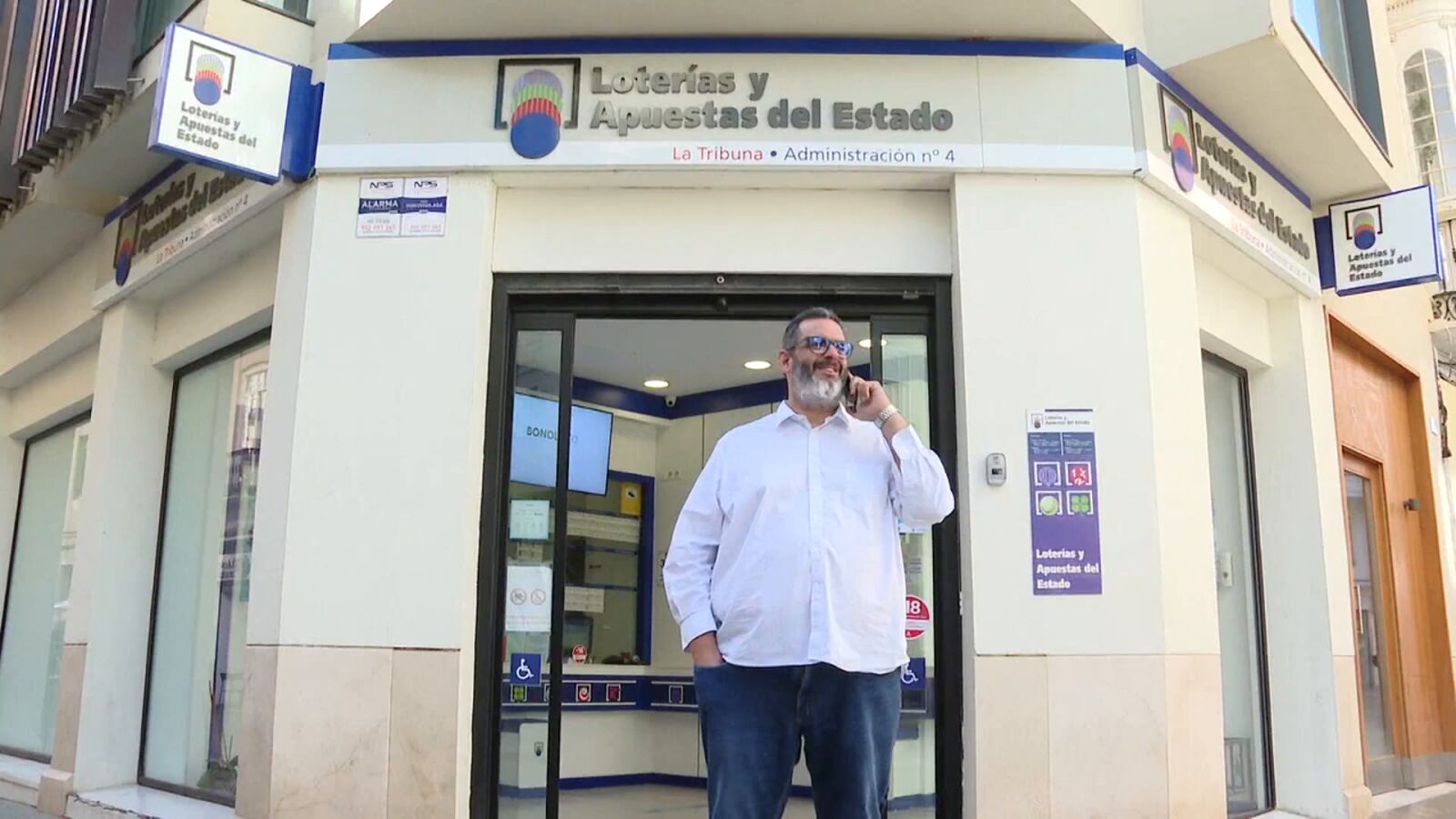 Un indigente recibe un sobre con 4.100 euros y un texto bíblico mientras duerme en la puerta de una administración de Loterías 