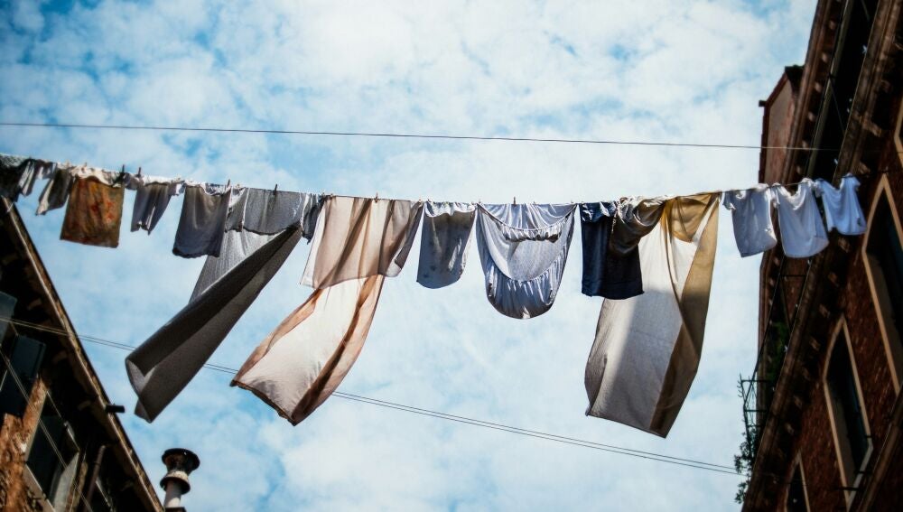 ¿La ropa blanca se debe secar al sol?