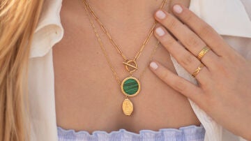 Chica con joyas de bisutería