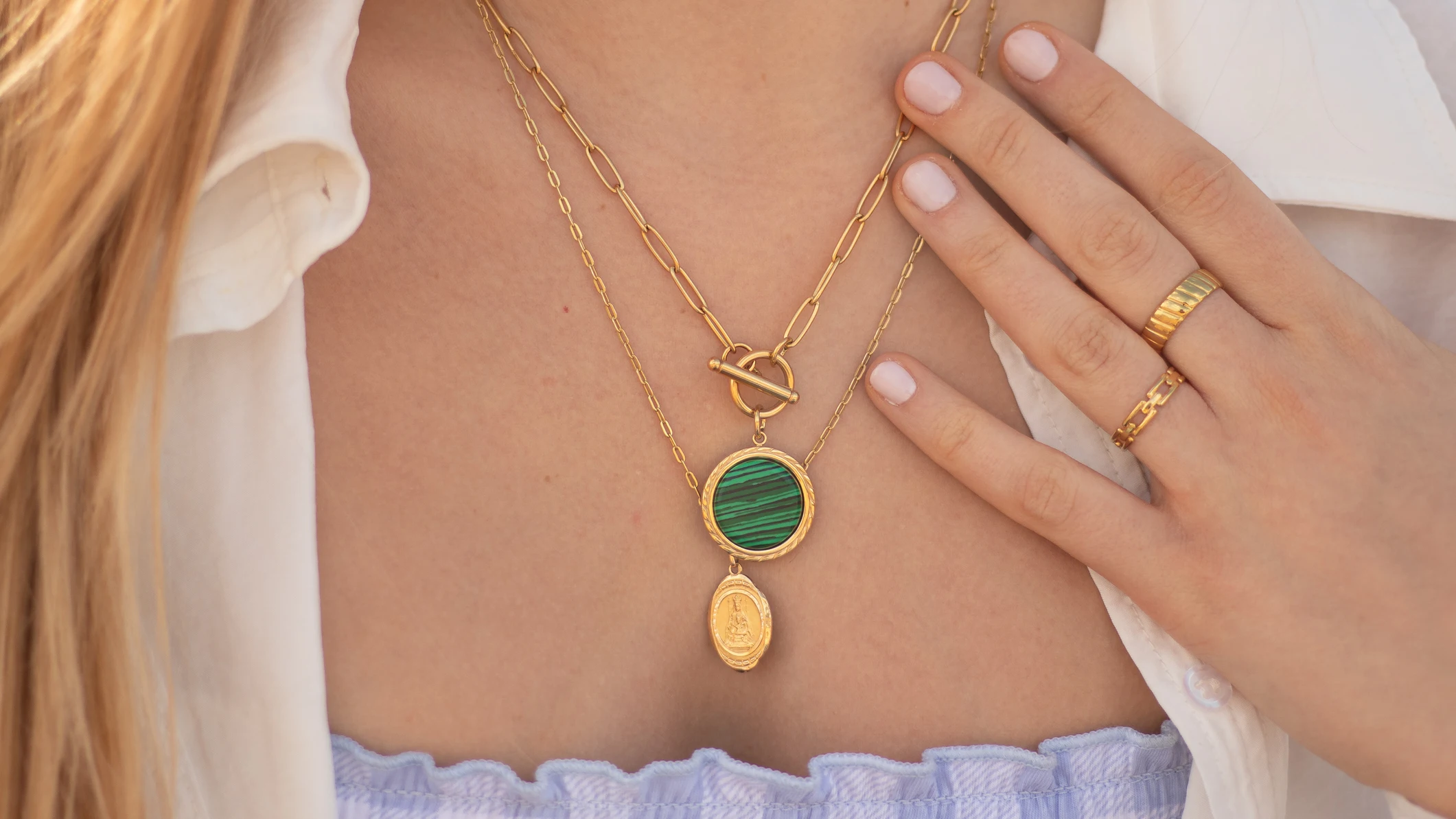 Chica con joyas de bisutería Chica con joyas de bisutería