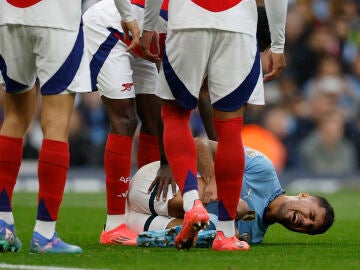 Rodri se duele sobre el césped tras lesionarse su rodilla derecha